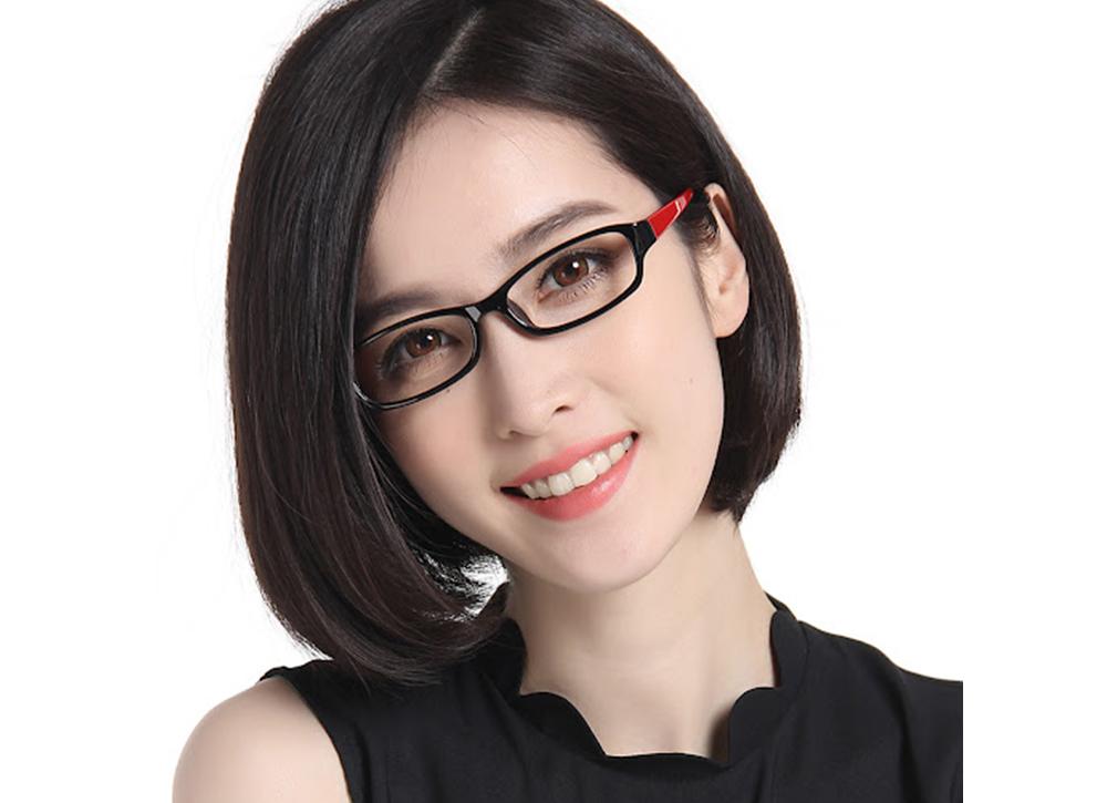 What styles are popular in women's eyeglasses?
