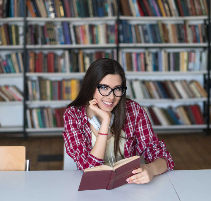 How to Choose Eyeglasses for College Students