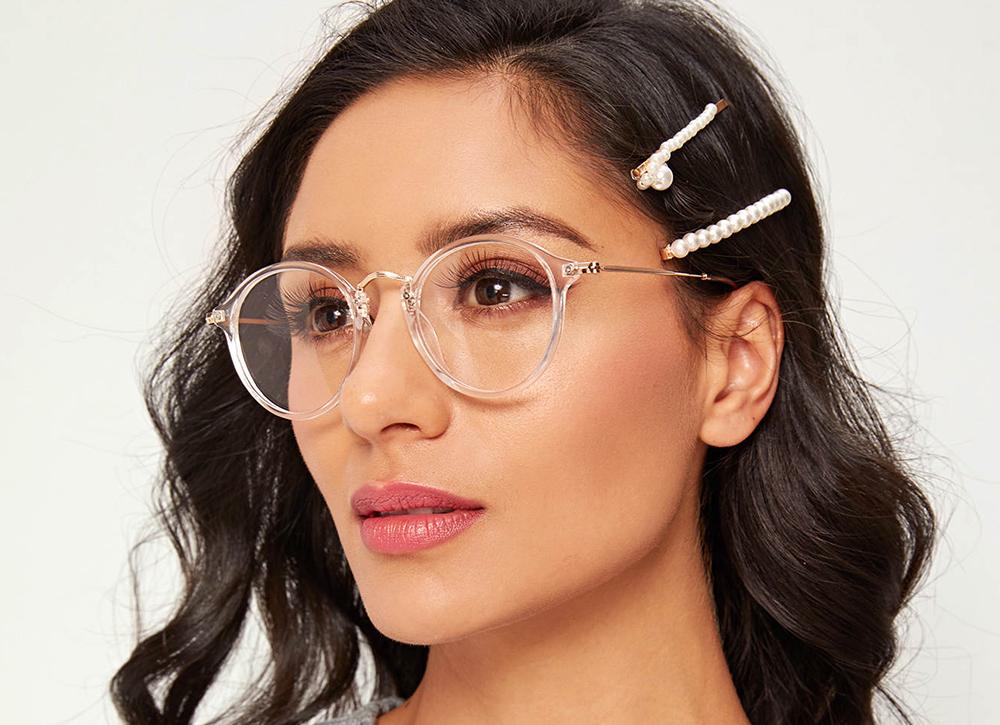Are clear glasses fashionable?
