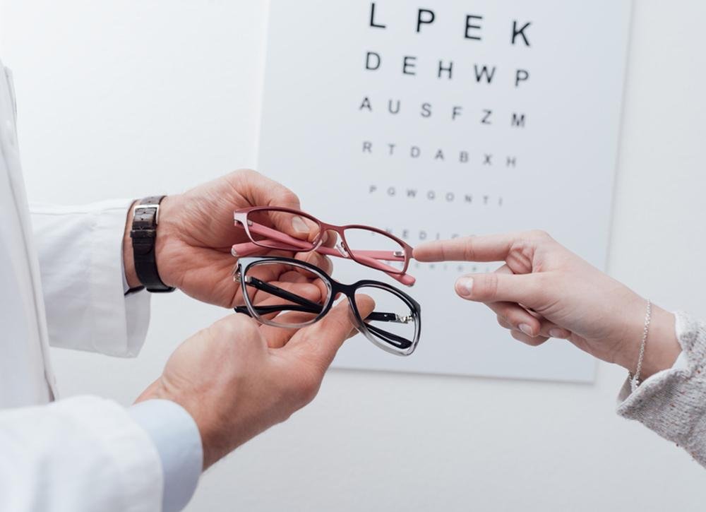 Can hyperopia be corrected with glasses