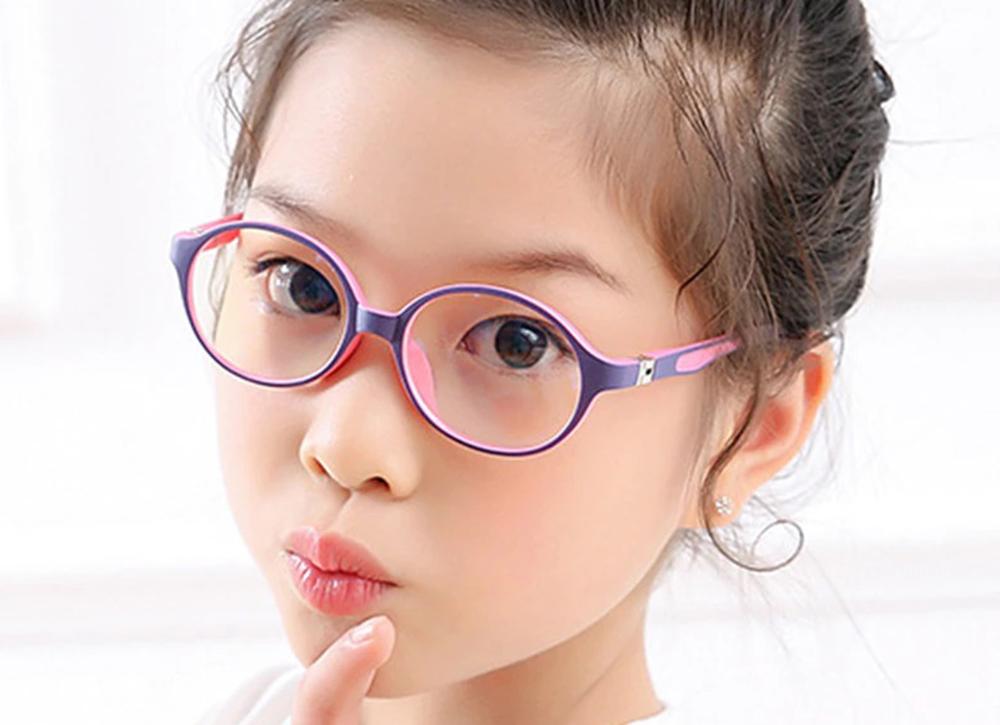 How does the child wear glasses correctly?