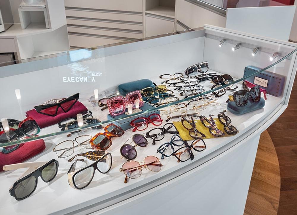 What are the characteristics of physical eyewear stores?