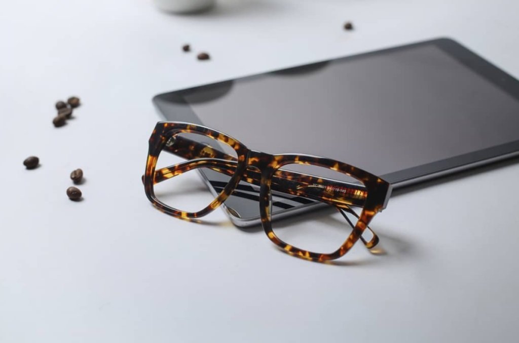Why are tortoiseshell glasses popular?